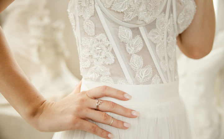 Ring Aurea - 3 Brillanten in Tropfenform funkeln in einer Lünettenfassung