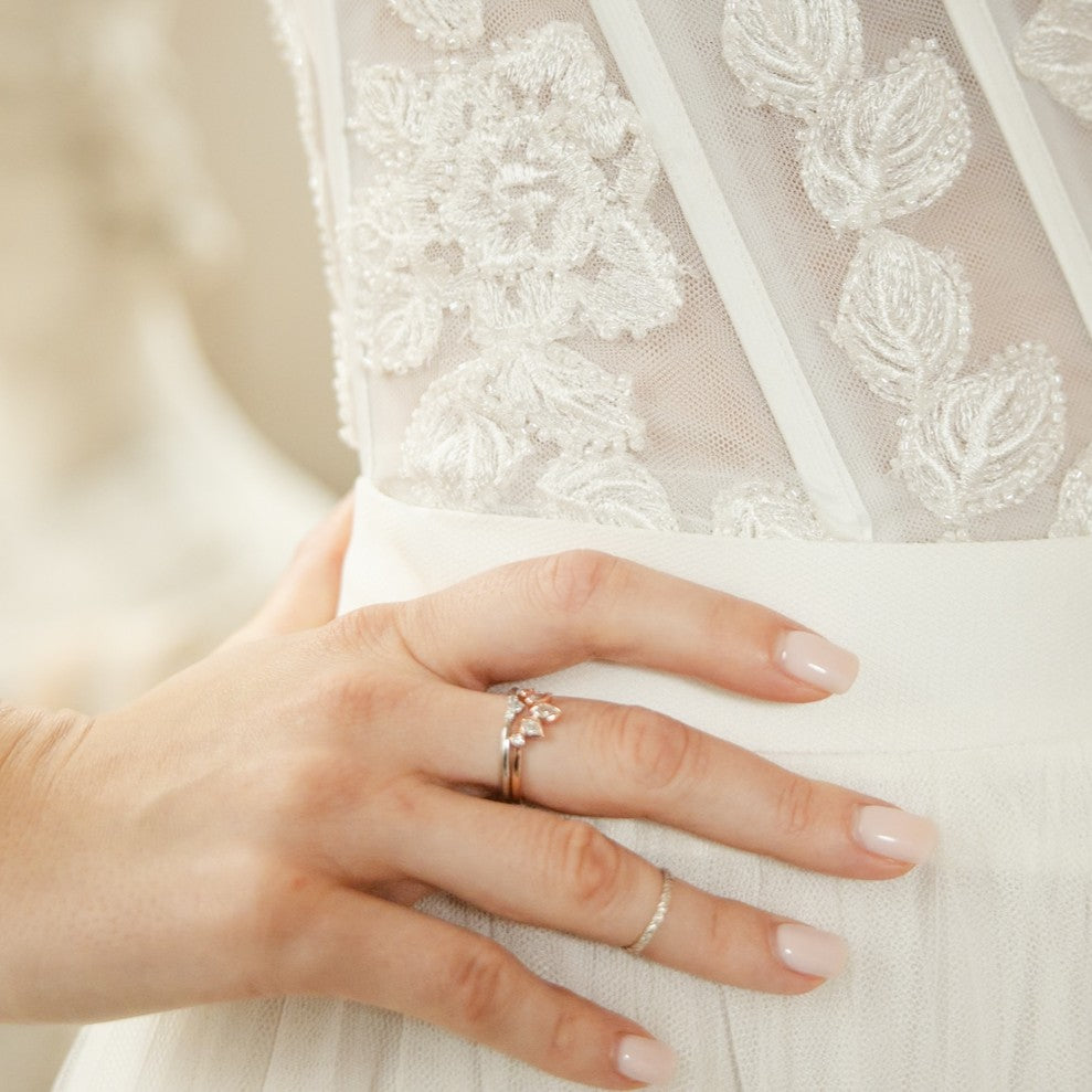 Ring Aurea - 3 Brillanten in Tropfenform funkeln in einer Lünettenfassung