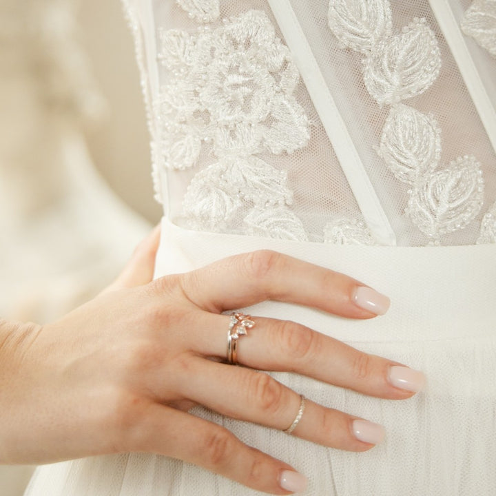 Ring Aurea - 3 Brillanten in Tropfenform funkeln in einer Lünettenfassung