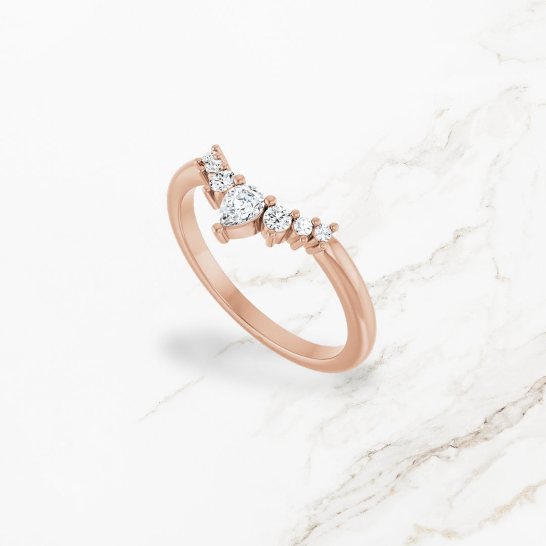 Elegant-Sinnlicher Ring mit V - förmige Kontur und 7 Brillanten