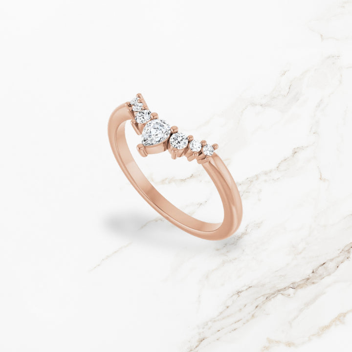 Elegant-Sinnlicher Ring mit V - förmige Kontur und 7 Brillanten