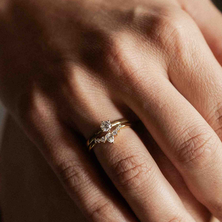 Elegant-Sinnlicher Ring mit V - förmige Kontur und 7 Brillanten