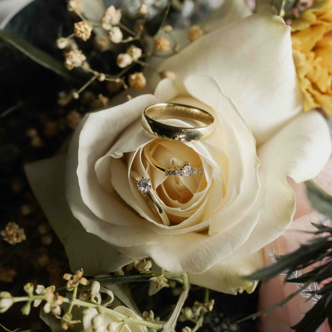 Elegant-Sinnlicher Ring mit V - förmige Kontur und 7 Brillanten