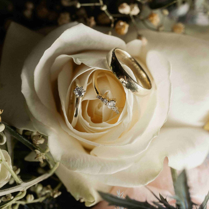 Elegant-Sinnlicher Ring mit V - förmige Kontur und 7 Brillanten