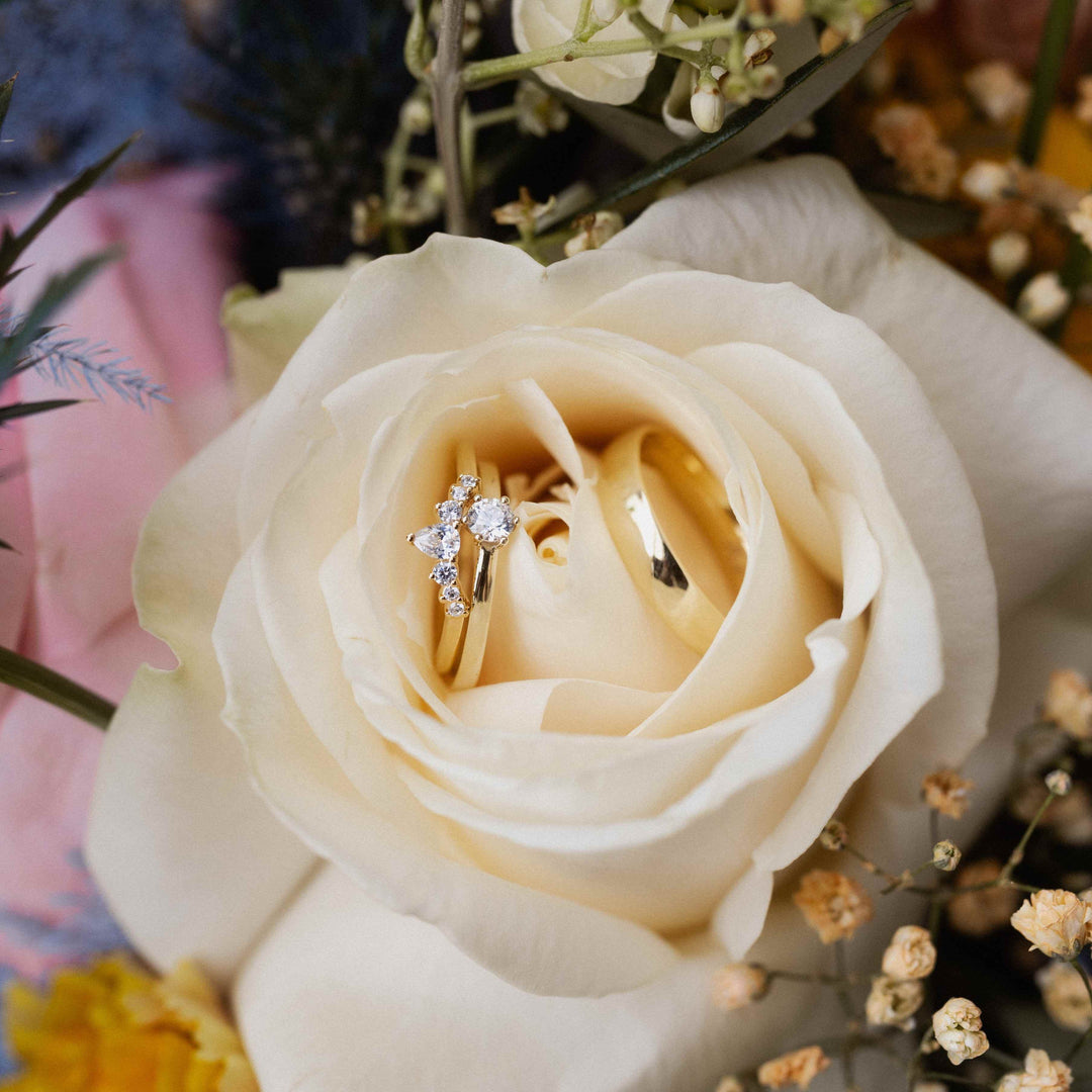 Elegant-Sinnlicher Ring mit V - förmige Kontur und 7 Brillanten