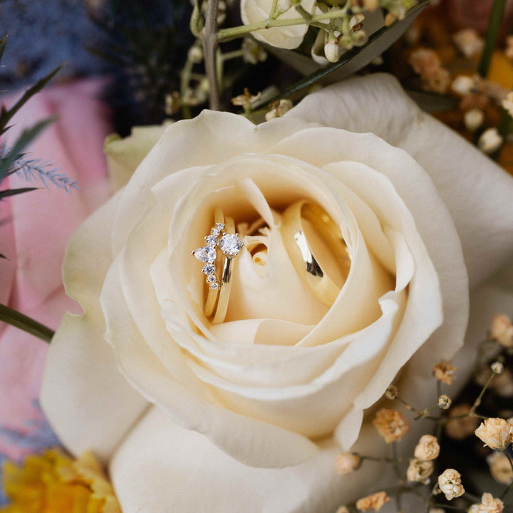 Elegant-Sinnlicher Ring mit V - förmige Kontur und 7 Brillanten
