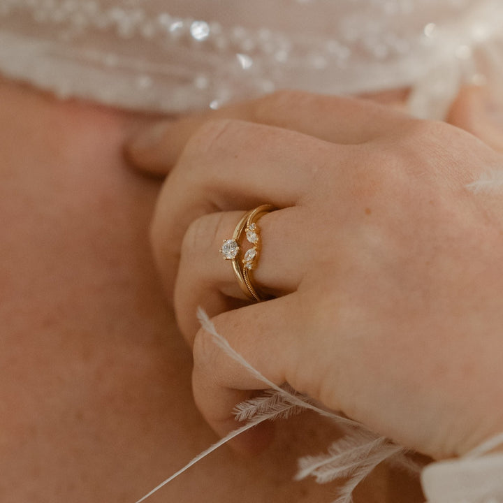 Zarter Ring mit zwei Marquise Diamanten, zwei Brillanten und Millgriff Musterung