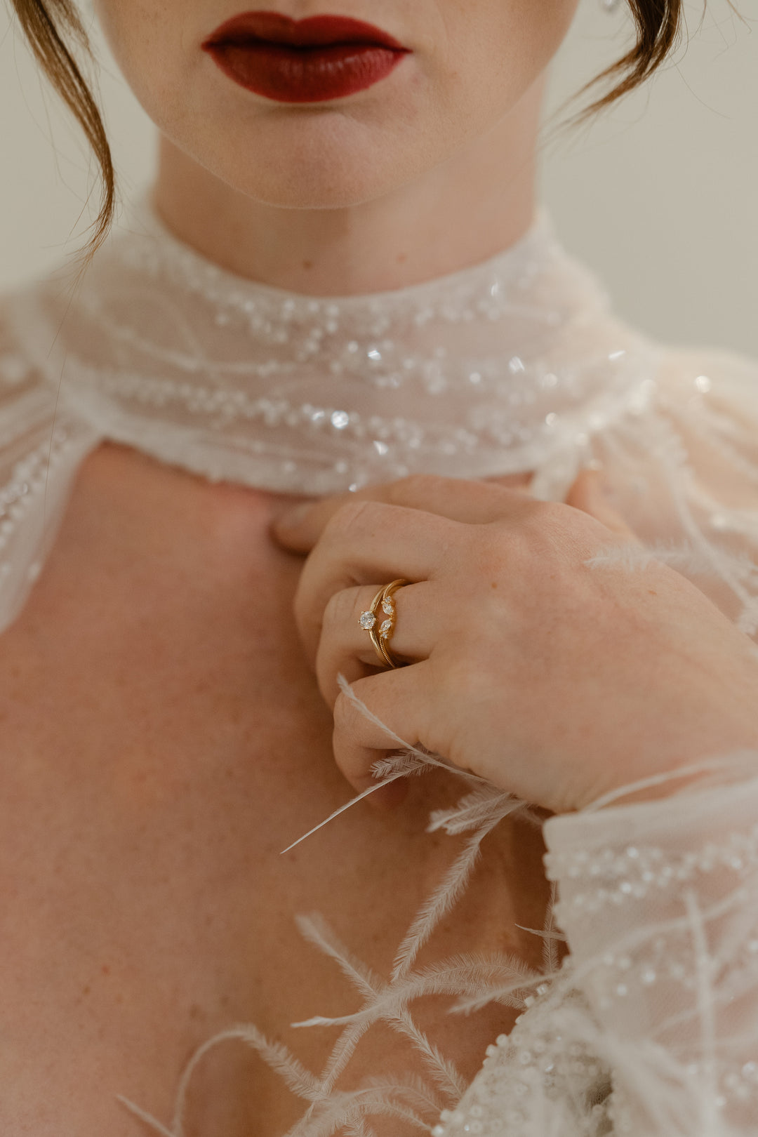 Zarter Ring mit zwei Marquise Diamanten, zwei Brillanten und Millgriff Musterung