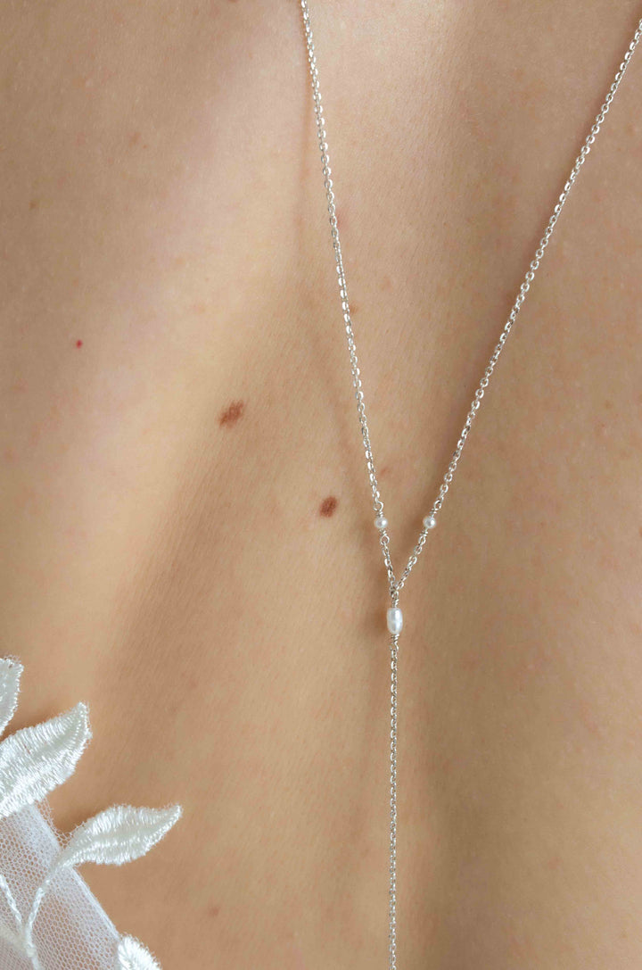 Perles de Rosée - Feine Rückenketten aus Silber 925 mit weissen Süsswasserperlen
