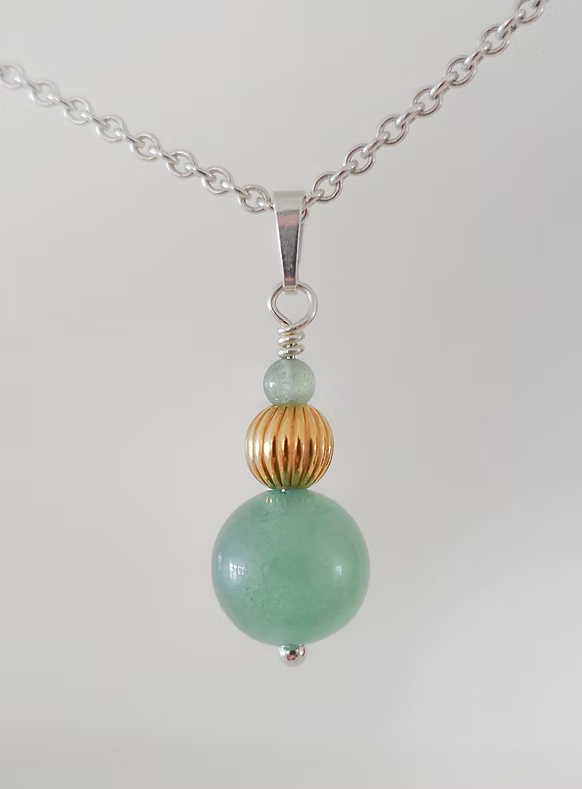 Anhänger „Pilula“ mit Aventurin in Silber 925 und Gold plattierter Perle