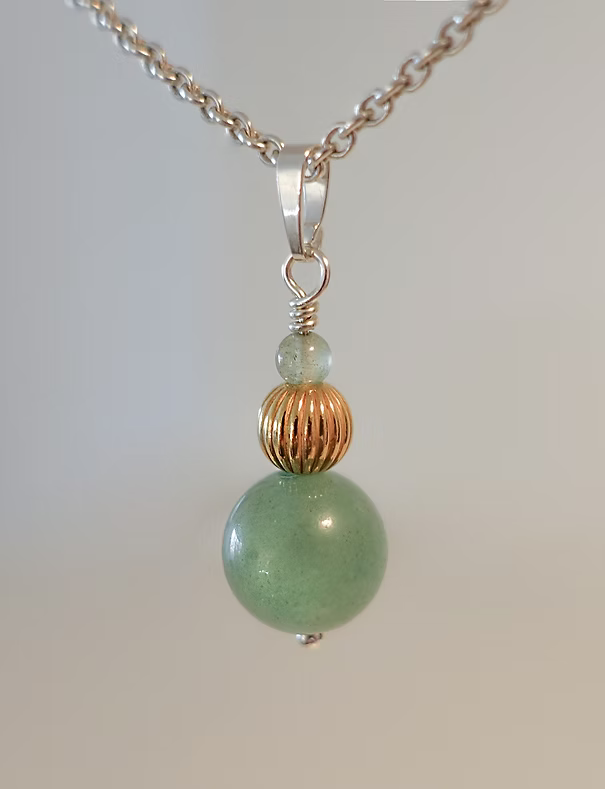 Anhänger „Pilula“ mit Aventurin in Silber 925 und Gold plattierter Perle