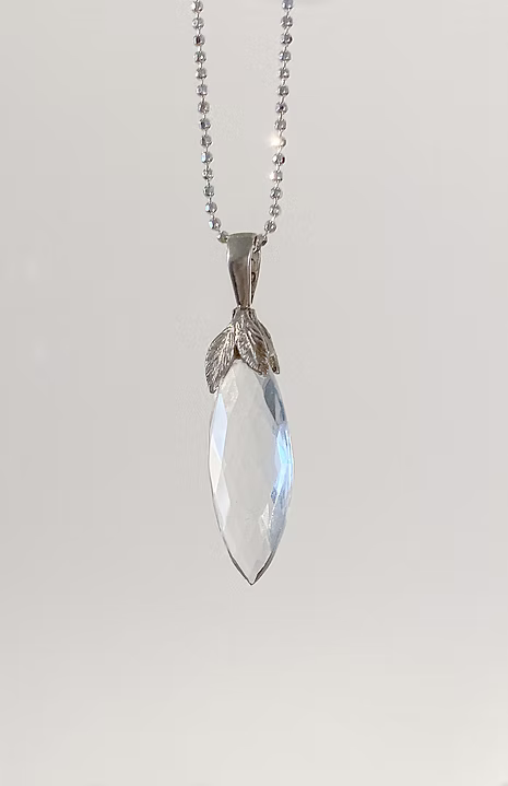 Bergkristall Navette Anhänger in Silber 925 mit Pflanzenblättern