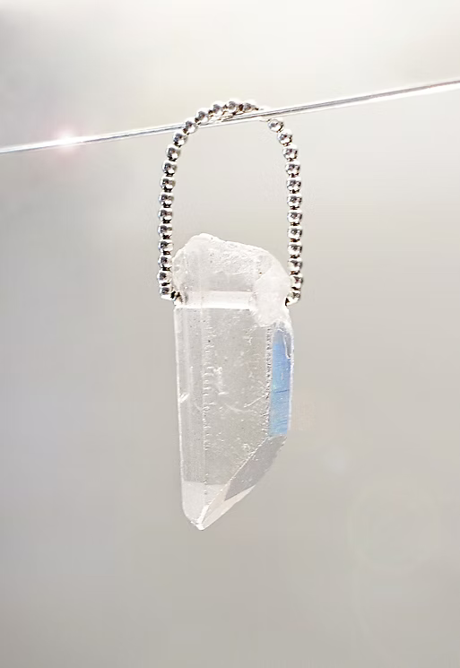 Bergkristall Anhänger in Sterlingsilber mit einem grossen Kugeldrahtbogen