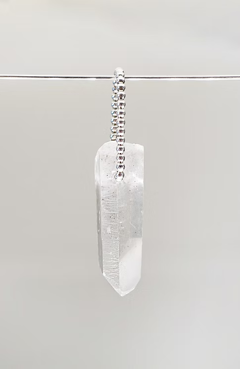 Bergkristall Anhänger in Sterlingsilber mit einem grossen Kugeldrahtbogen