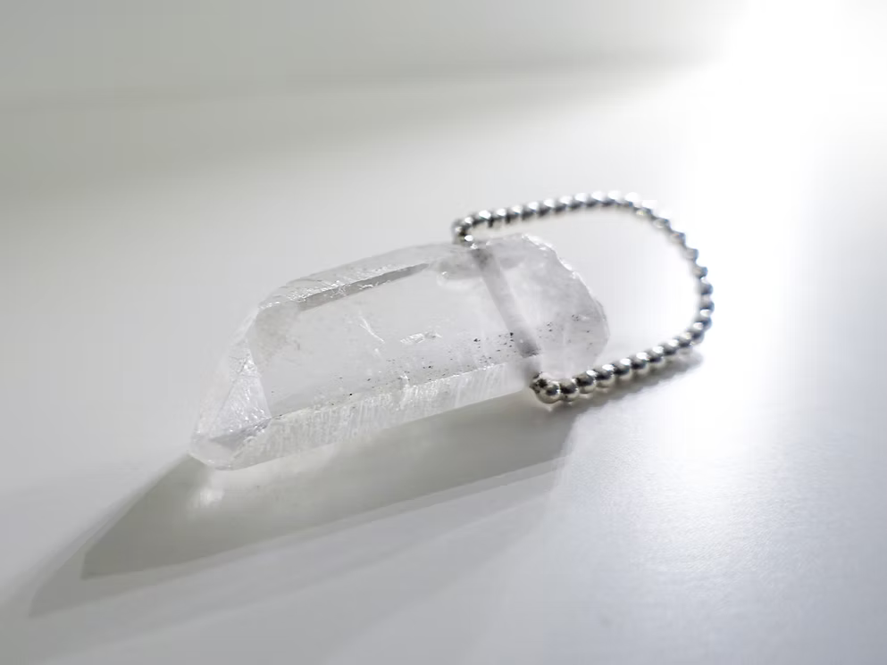 Bergkristall Anhänger in Sterlingsilber mit einem grossen Kugeldrahtbogen