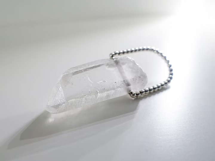 Bergkristall Anhänger in Sterlingsilber mit einem grossen Kugeldrahtbogen