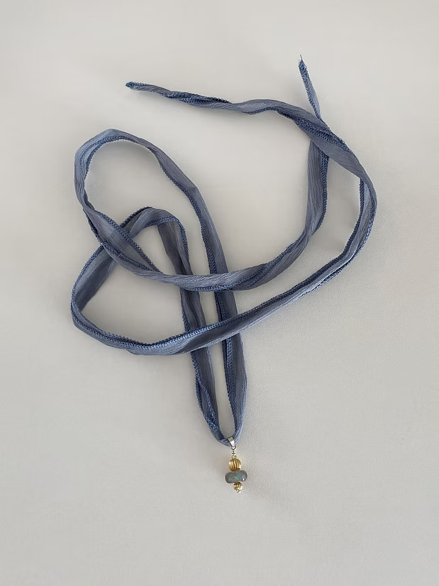 Anhänger mit einem facettierten Labradorit und einem Peridot, Silber 925