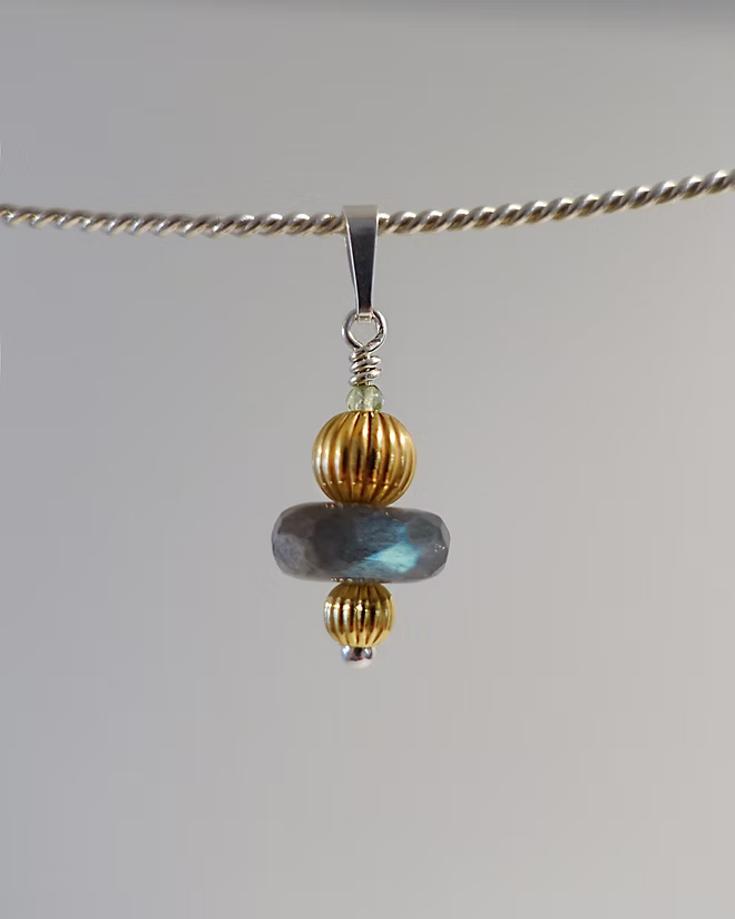 Anhänger mit einem facettierten Labradorit und einem Peridot, Silber 925