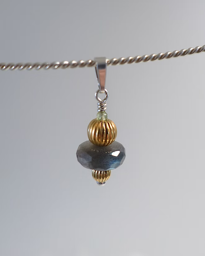 Anhänger mit einem facettierten Labradorit und einem Peridot, Silber 925