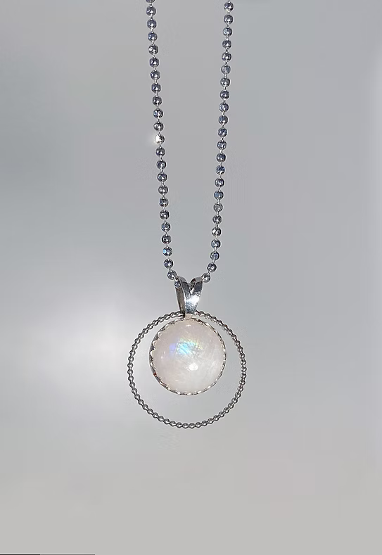 Anhänger "orbis" mit Regenbogenmondstein