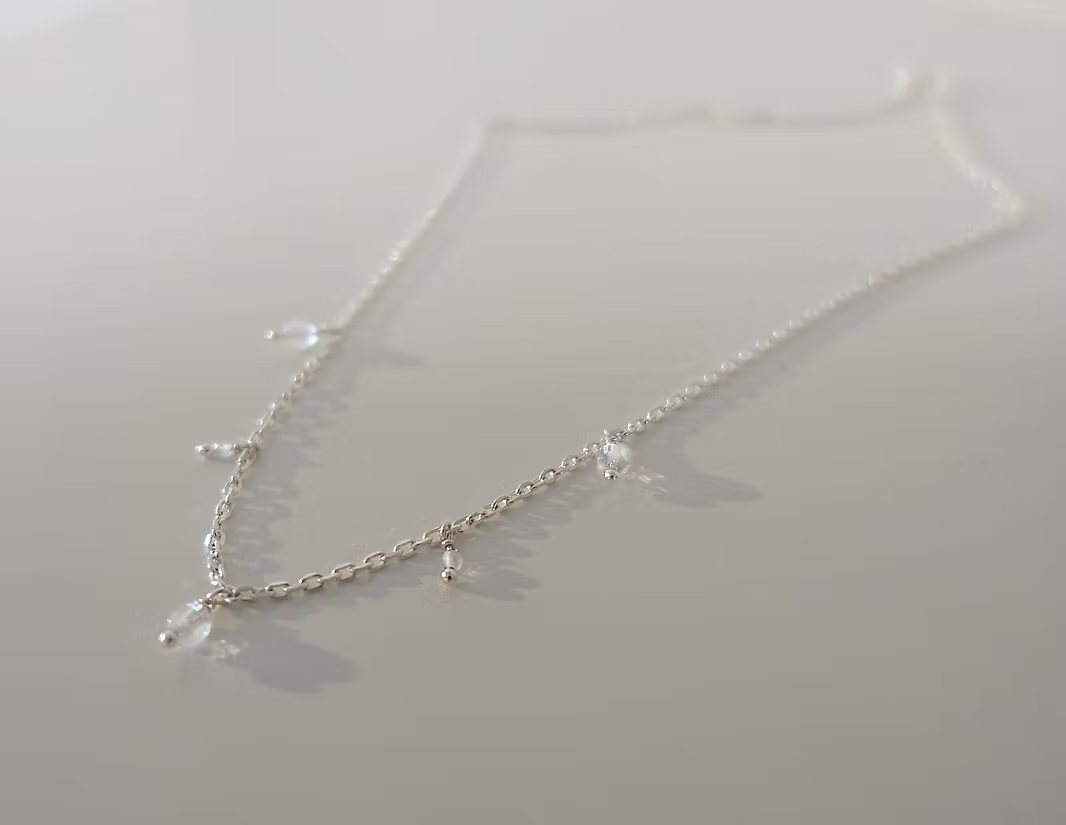Collier "Pilula" mit feinen Bergkristallen