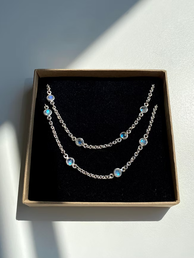 Collier Orbis mit Regenbogen Mondstein
