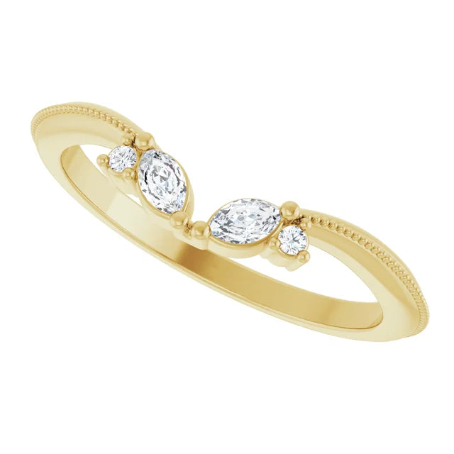 Zarter Ring mit zwei Marquise Diamanten, zwei Brillanten und Millgriff Musterung