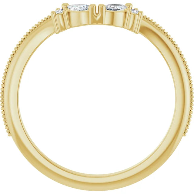 Zarter Ring mit zwei Marquise Diamanten, zwei Brillanten und Millgriff Musterung