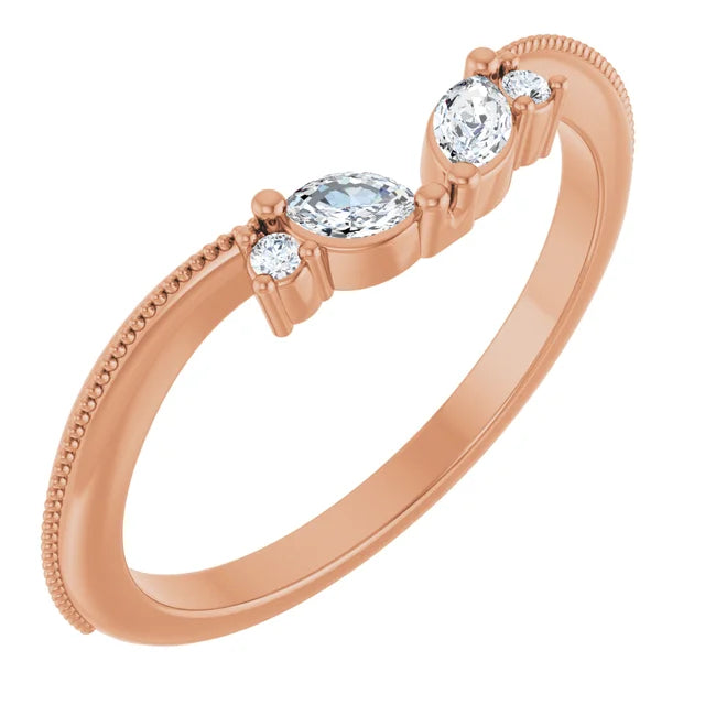 Zarter Ring mit zwei Marquise Diamanten, zwei Brillanten und Millgriff Musterung