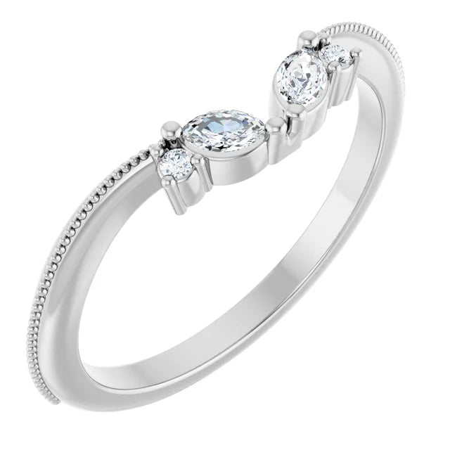 Zarter Ring mit zwei Marquise Diamanten, zwei Brillanten und Millgriff Musterung