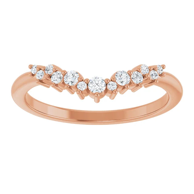 Ring Sternenschweif in einer leichte V-Form mit 13 Brillanten