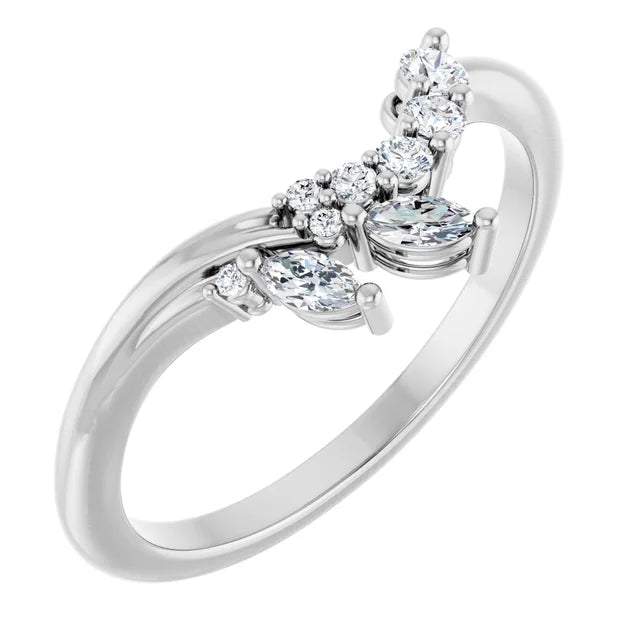 Floraler Ring mit zwei Marquise & sieben eingearbeiteten Brillanten