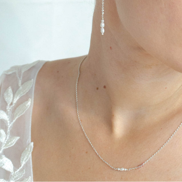 Perles de Rosée - Feine Rückenketten aus Silber 925 mit weissen Süsswasserperlen