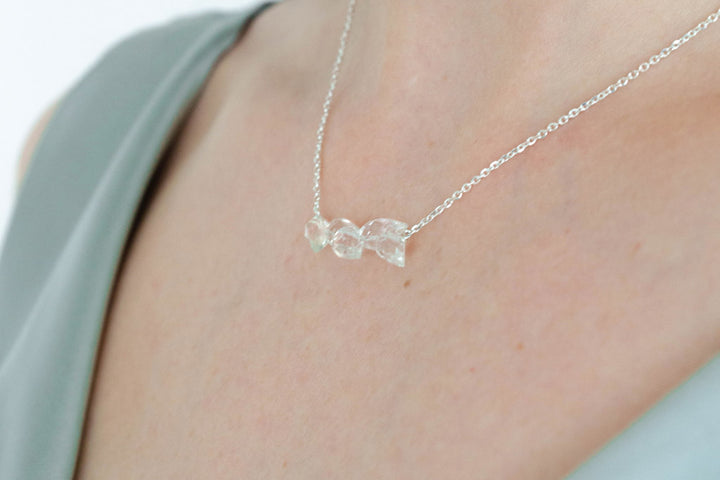 Handgefertigtes Collier aus Silber 925 mit facettierten Bergkristallblättern