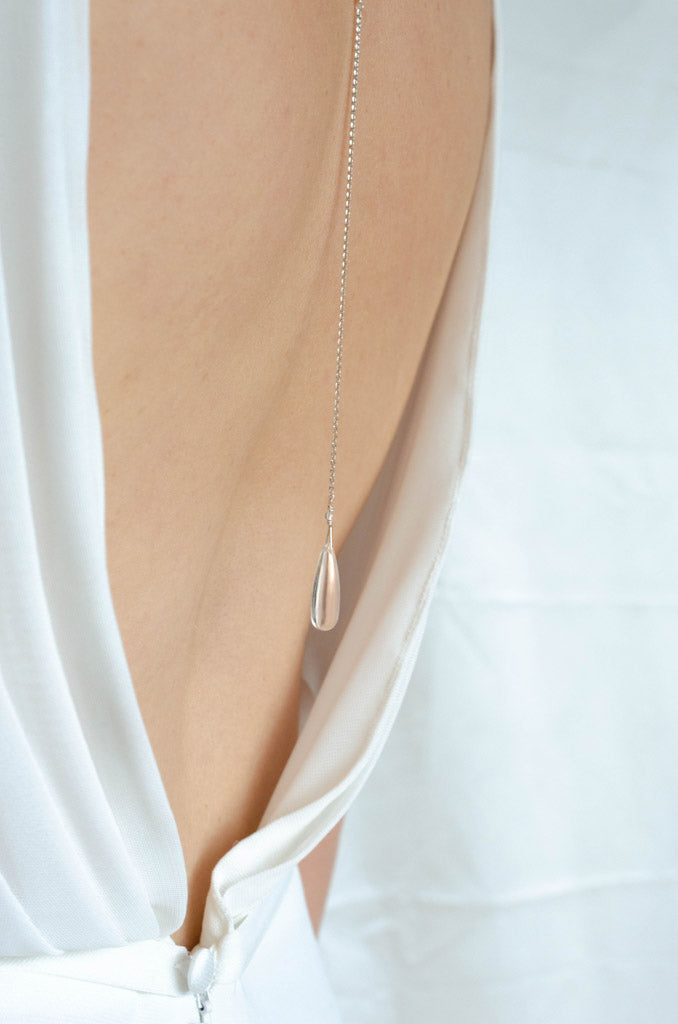 Handgemachte Brautschmuck Rückenkette in Silber 925 und einem Bergkristall Tropfen