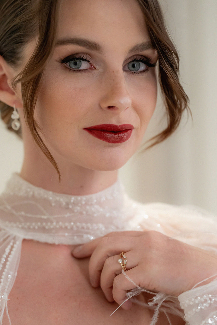 Zarter Ring mit zwei Marquise Diamanten, zwei Brillanten und Millgriff Musterung