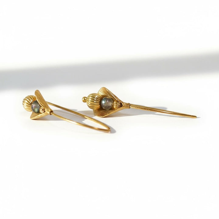 Ohrhänger "Knospe" in Silber 925 vergoldet mit Labradorit