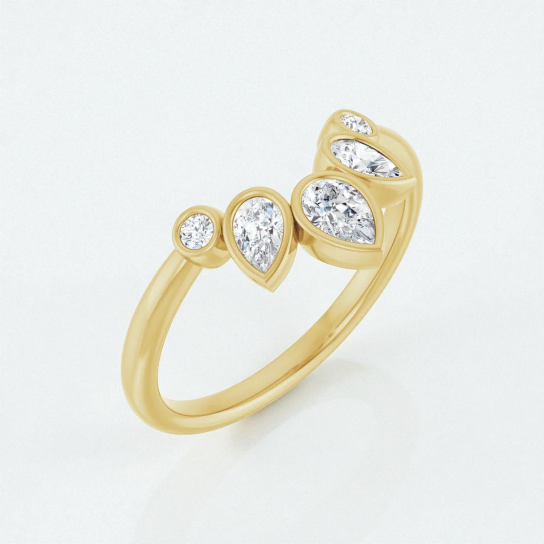 Ring Aurea - 3 Brillanten in Tropfenform funkeln in einer Lünettenfassung