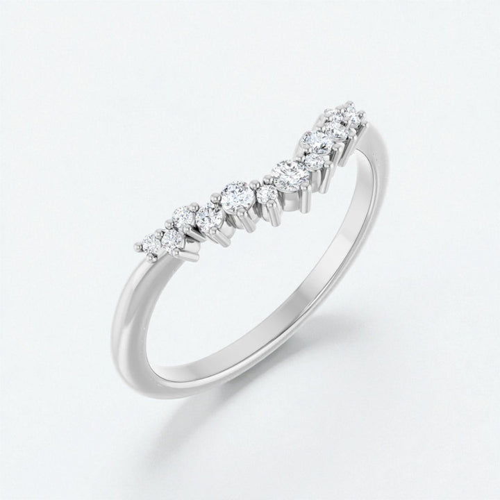 Ring Sternenschweif in einer leichte V-Form mit 13 Brillanten
