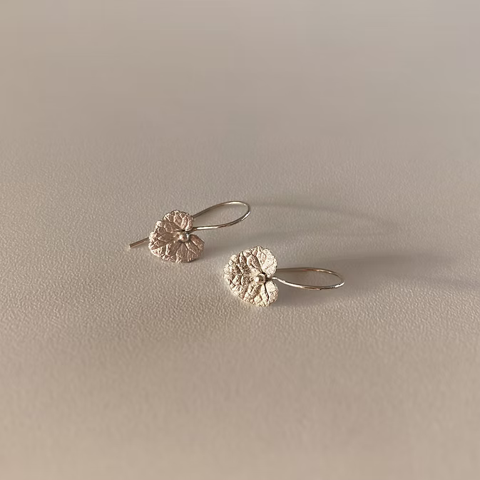 Gundelrebe Ohrhänger klein mit Kugel