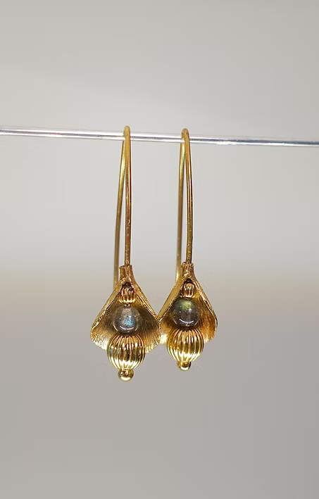 Ohrhänger "Knospe" in Silber 925 vergoldet mit Labradorit