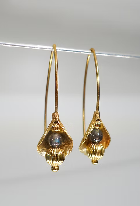 Ohrhänger "Knospe" in Silber 925 vergoldet mit Labradorit