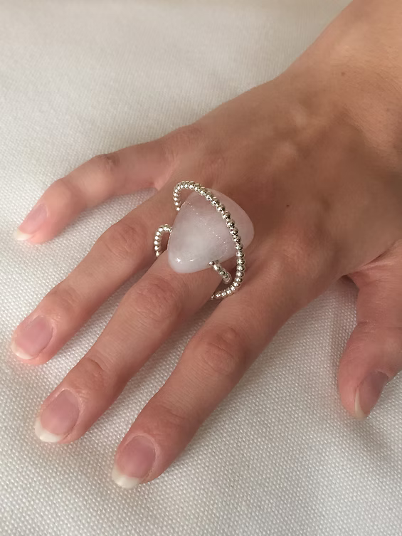"Orbis" Schmuckobjekt mit Rosa Quarz