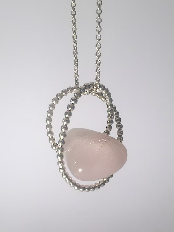 "Orbis" Schmuckobjekt mit Rosa Quarz