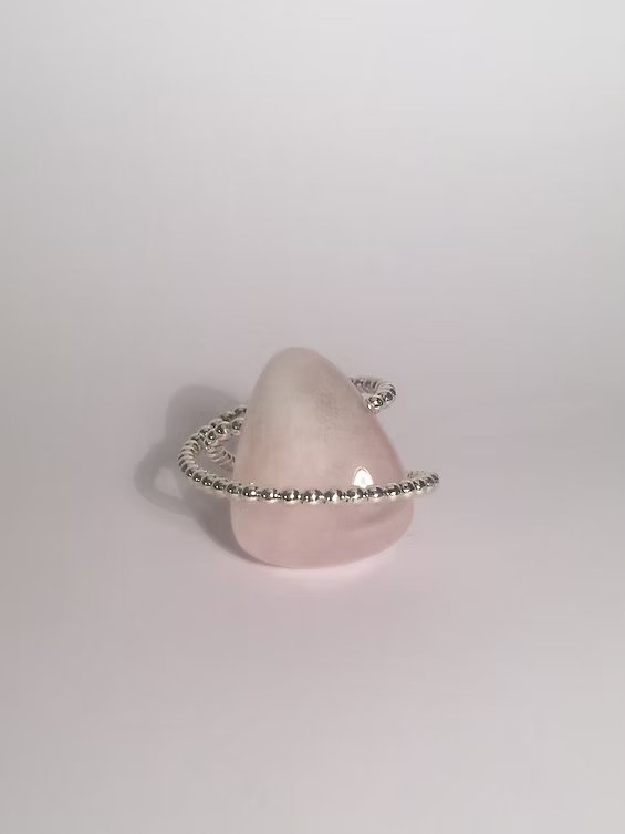 "Orbis" Schmuckobjekt mit Rosa Quarz