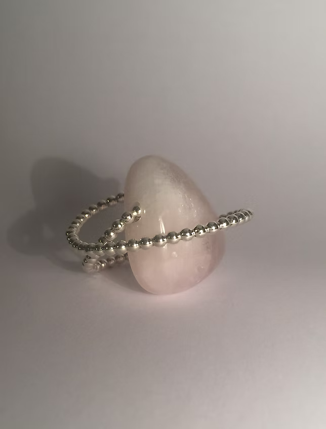 "Orbis" Schmuckobjekt mit Rosa Quarz
